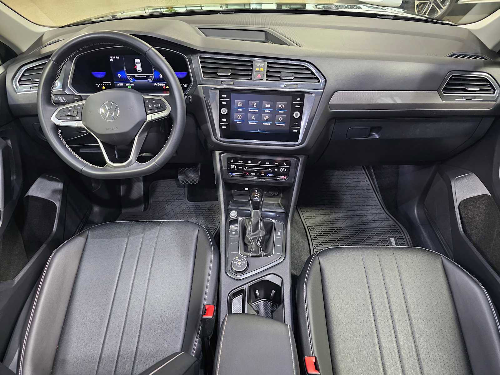 Used 2023 Volkswagen Tiguan SE w/ Panoramic Sunroof Package image 31