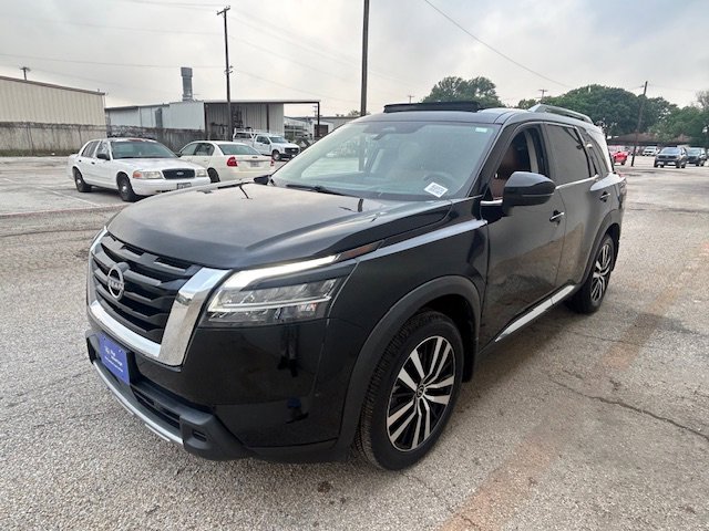 Used 2024 Nissan Pathfinder Platinum w/ Cargo Package FWD image 6