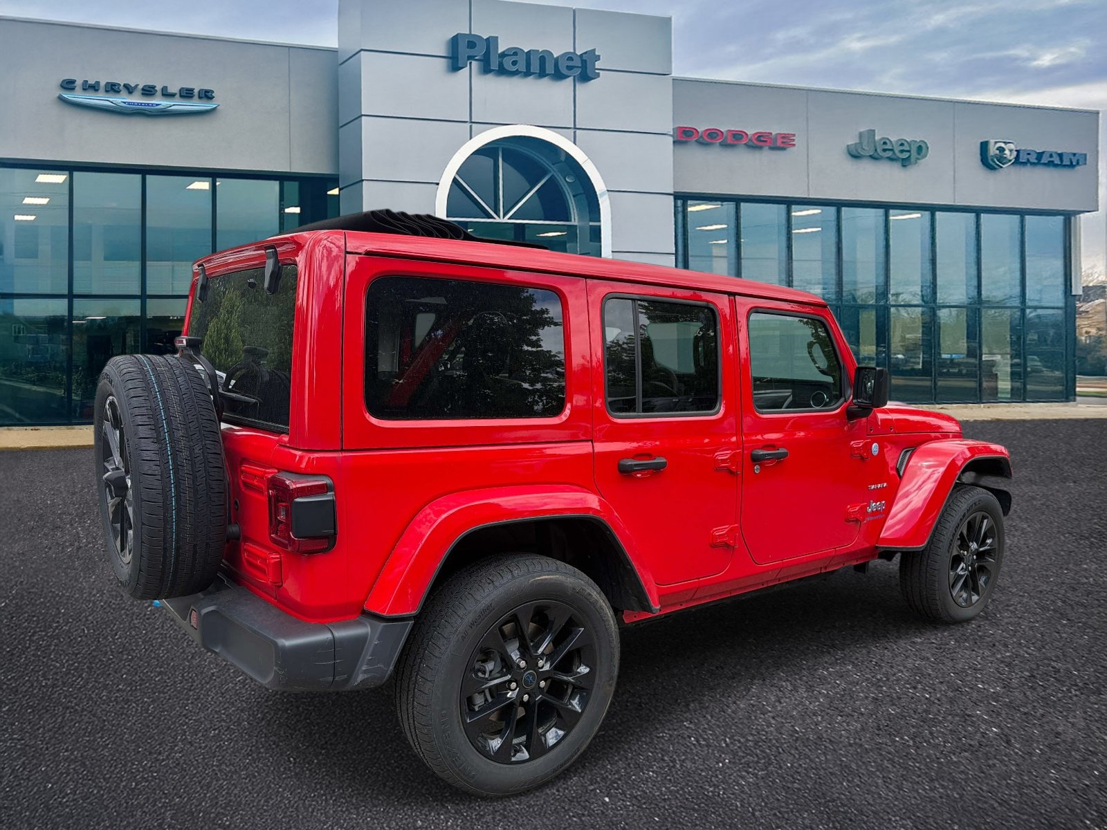 Used 2024 Jeep Wrangler Unlimited Sahara w/ Technology Group AWD/4WD image 2