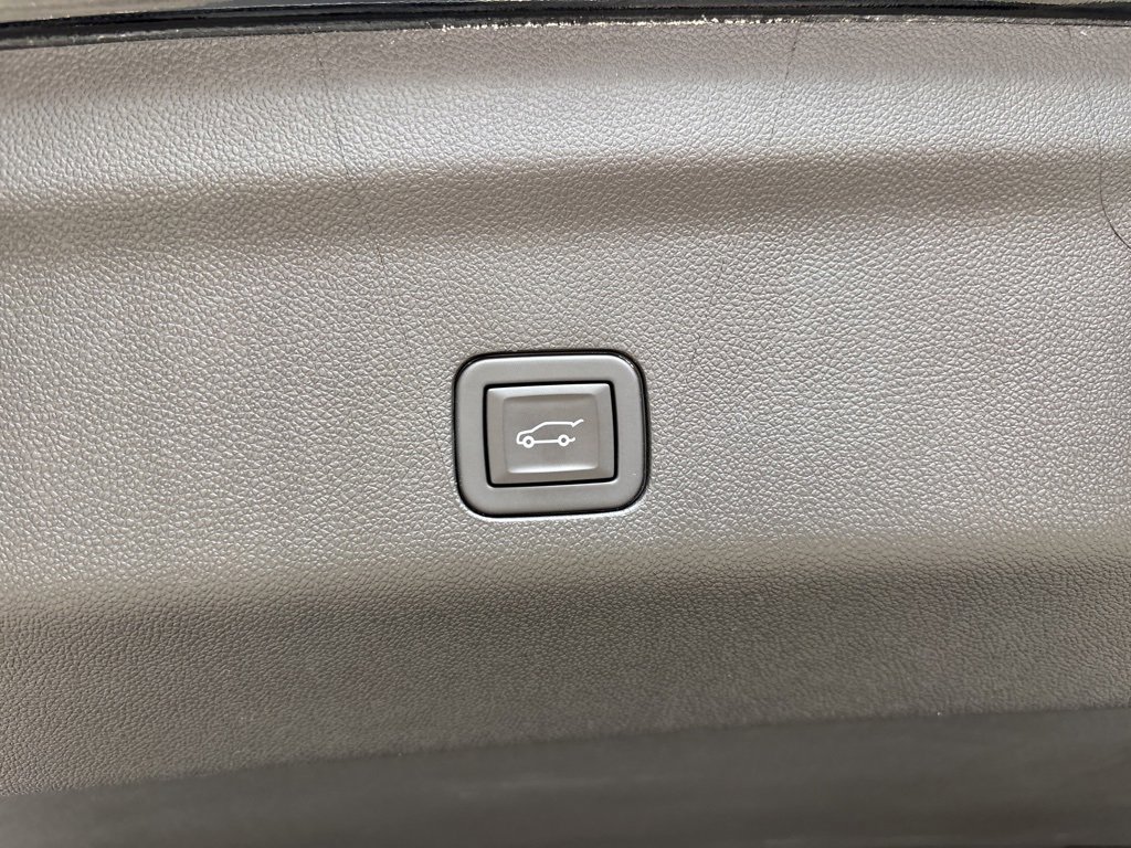 Used 2024 GMC Yukon XL Denali image 12