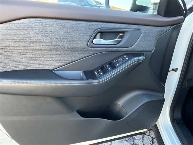 Used 2022 Nissan Rogue SV image 25