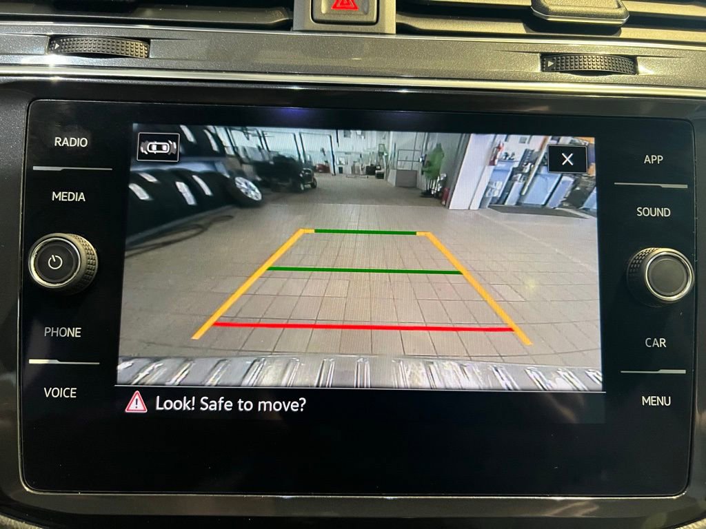 Used 2021 Volkswagen Tiguan SE w/ Panoramic Sunroof Package image 24