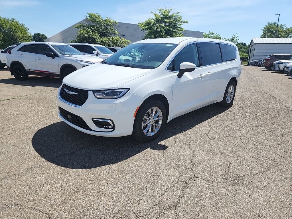 Used 2023 Chrysler Pacifica Touring-L AWD/4WD image 2