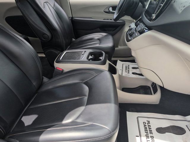 Used 2023 Chrysler Pacifica Touring-L image 30