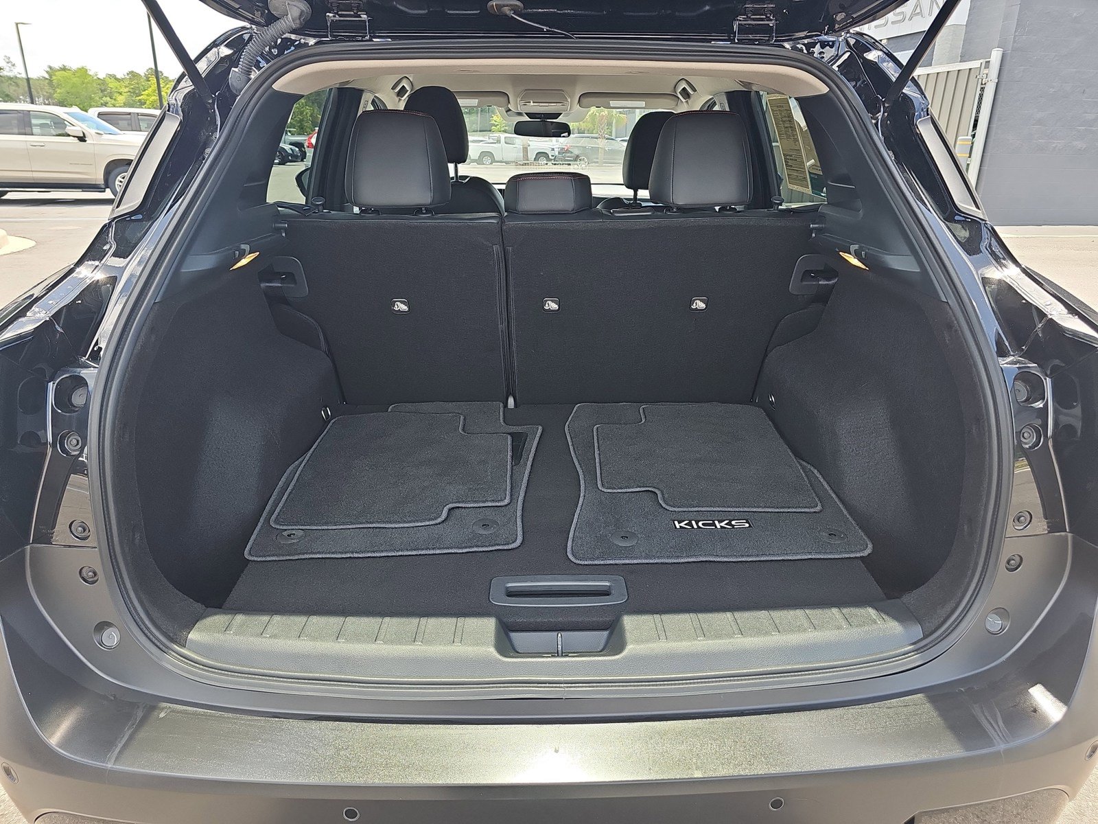 Used 2025 Nissan Kicks SR FWD image 13