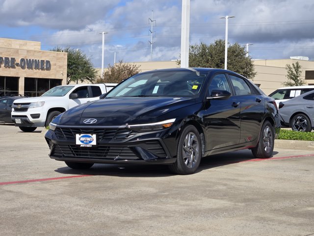 Certified 2025 Hyundai Elantra Hybrid FWD image 3