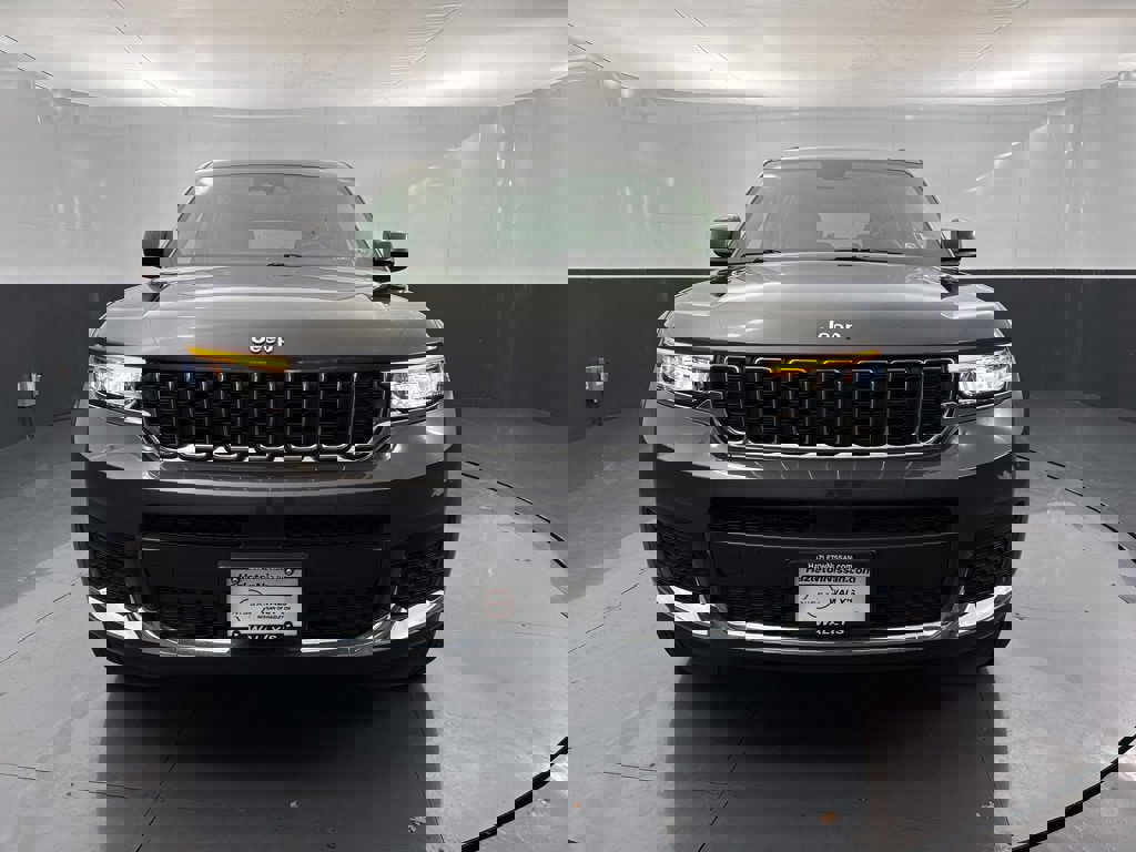 Used 2022 Jeep Grand Cherokee L Laredo w/ Luxury Tech Group I image 2