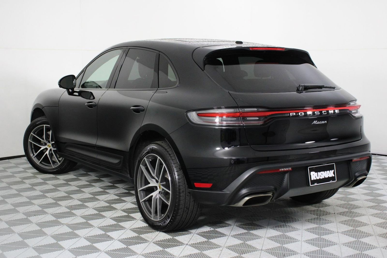 Certified 2025 Porsche Macan image 3