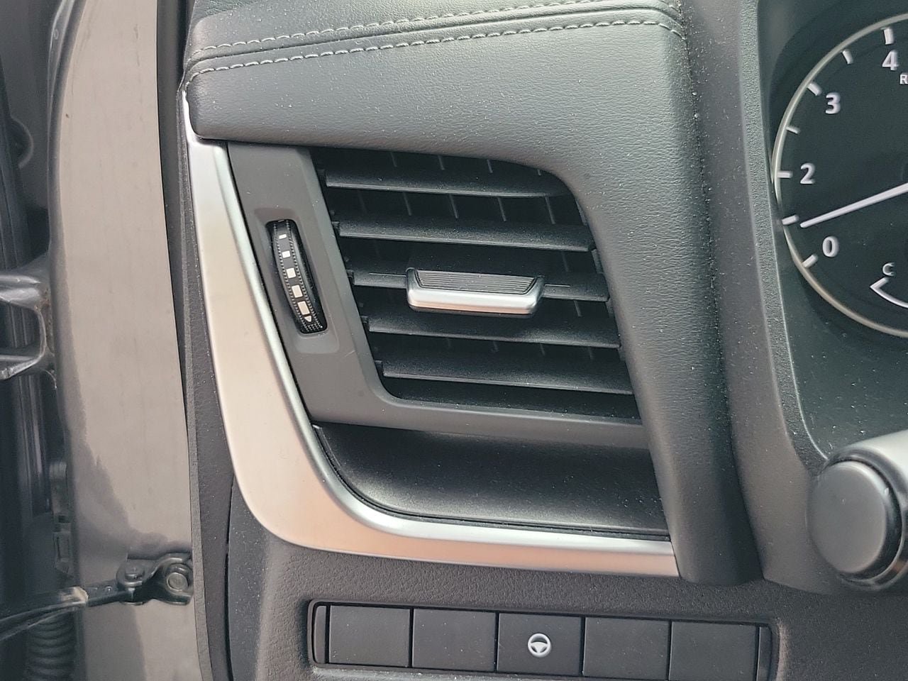 Used 2025 Nissan Rogue SV FWD image 31