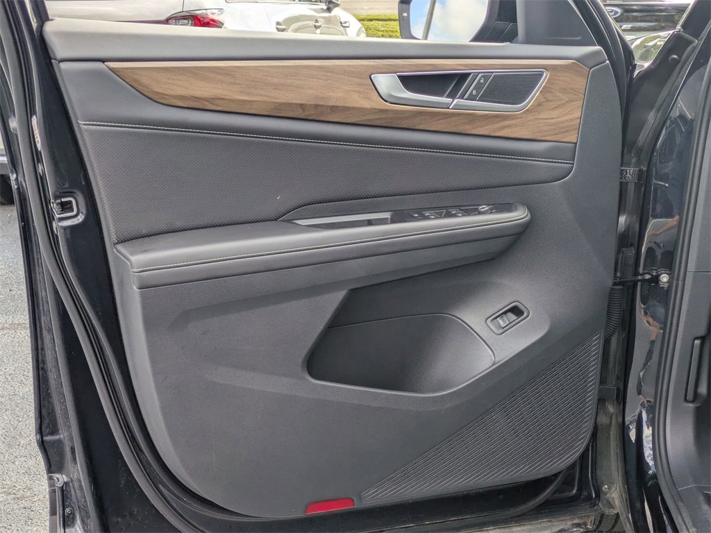 Used 2025 Volkswagen Atlas SE image 11