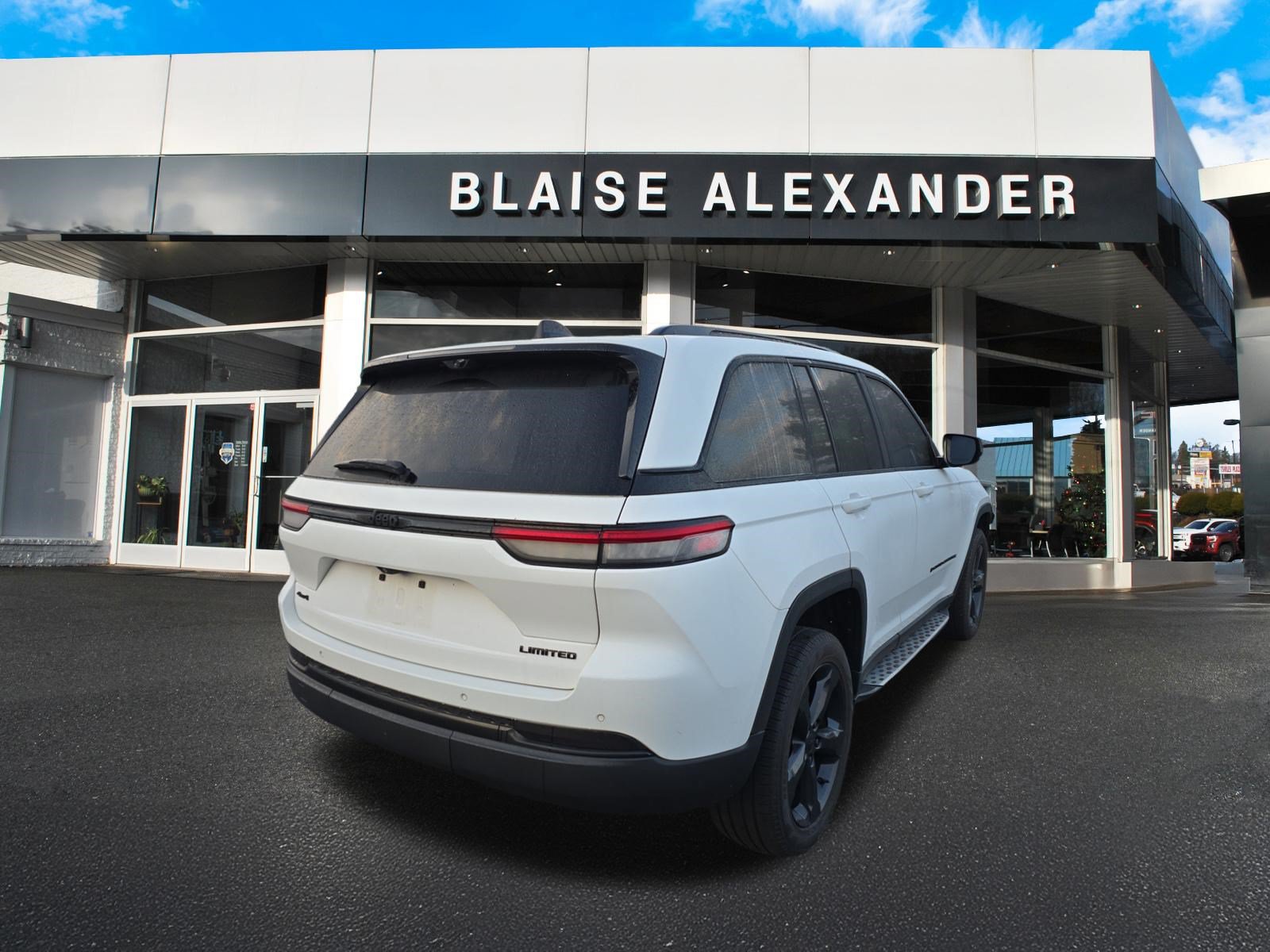 Used 2024 Jeep Grand Cherokee Limited w/ Luxury Tech Group II AWD/4WD image 3