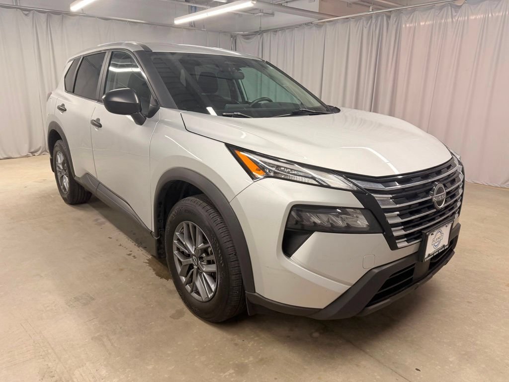 Used 2024 Nissan Rogue S AWD/4WD image 2