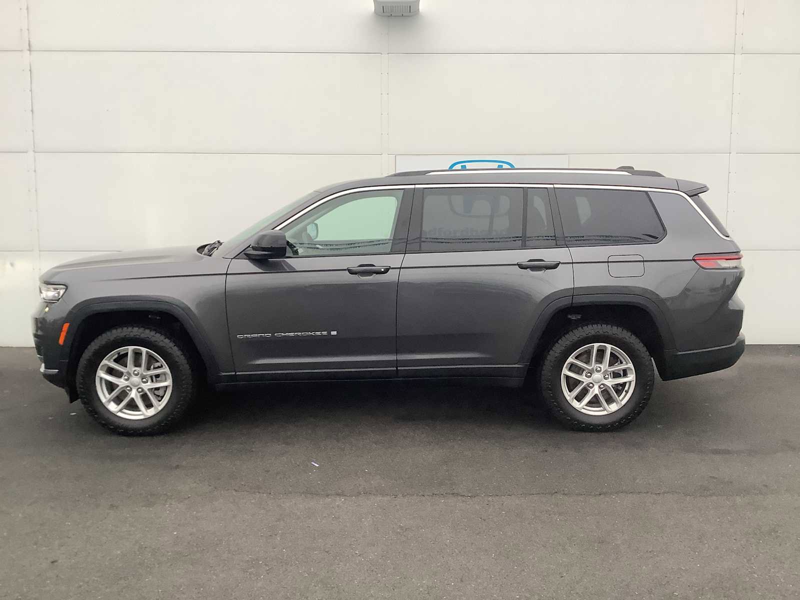 Used 2023 Jeep Grand Cherokee L Laredo image 2