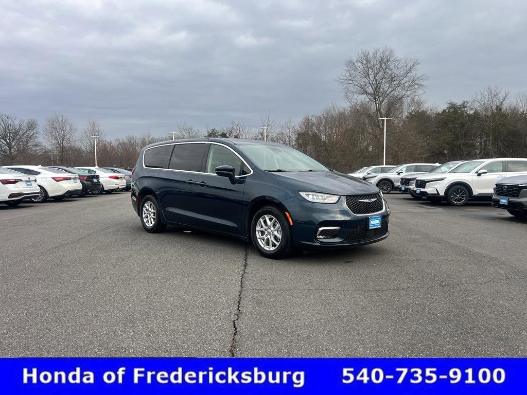 Used 2023 Chrysler Pacifica Touring-L image 1