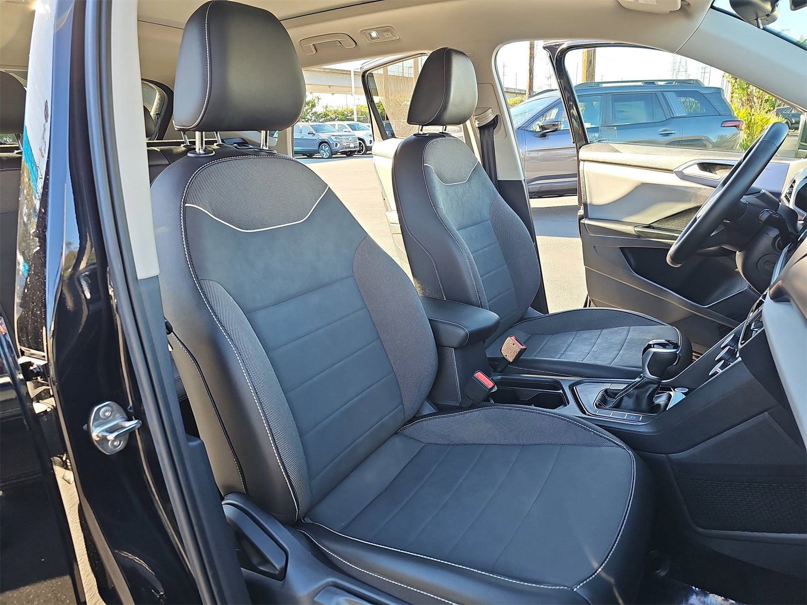 Used 2023 Volkswagen Taos SE w/ Panoramic Sunroof Package image 10