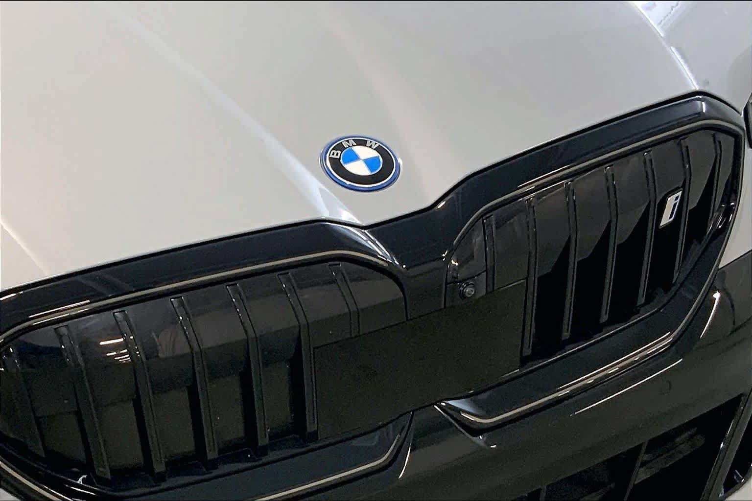 Used 2024 BMW i5 eDrive40i w/ Executive Package RWD image 31