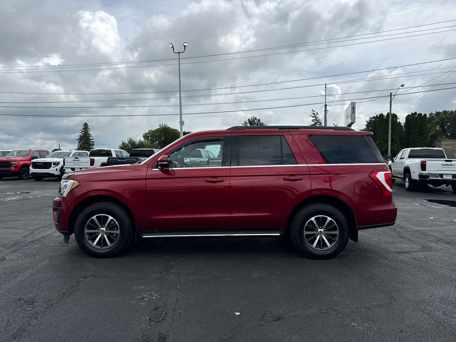 Used 2018 Ford Expedition XLT w/ Equipment Group 202A AWD/4WD image 2