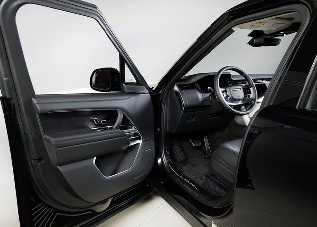 New 2025 Land Rover Range Rover SE image 18