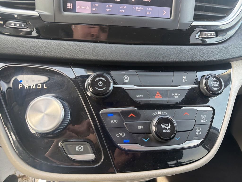 Used 2023 Chrysler Voyager LX FWD image 16
