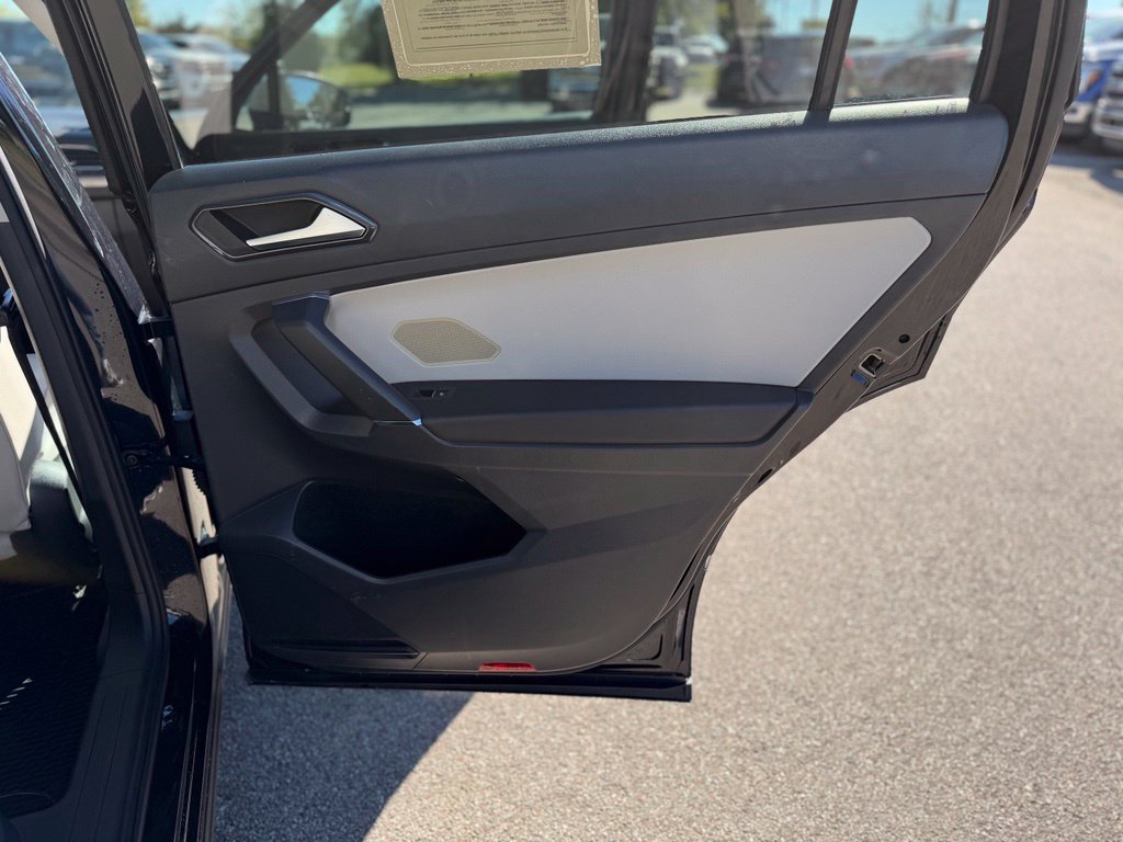 Used 2018 Volkswagen Tiguan SE w/ Panoramic Sunroof Package AWD/4WD image 19
