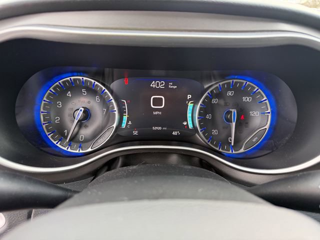 Used 2023 Chrysler Pacifica Touring-L image 15