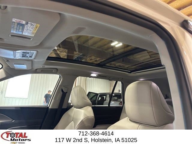 Used 2024 Toyota Grand Highlander AWD image 11