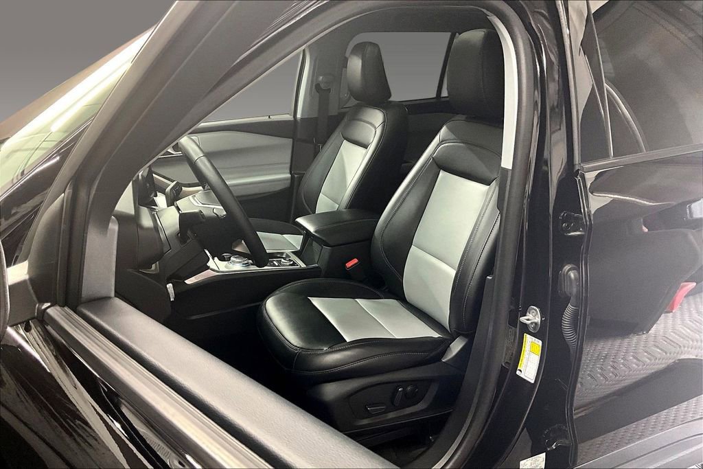 Used 2023 Ford Explorer XLT w/ Equipment Group 202A image 14