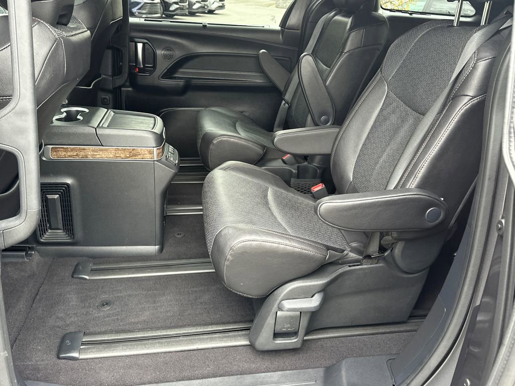 Used 2025 Toyota Sienna Platinum AWD/4WD image 21