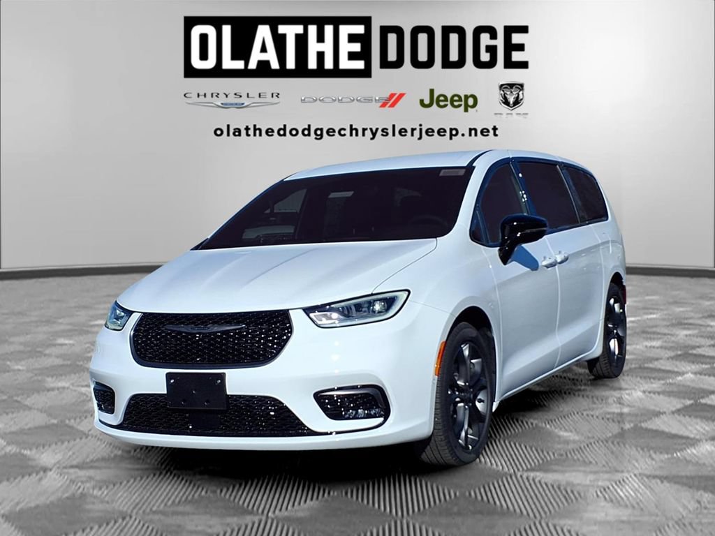 New 2026 Chrysler Pacifica Select