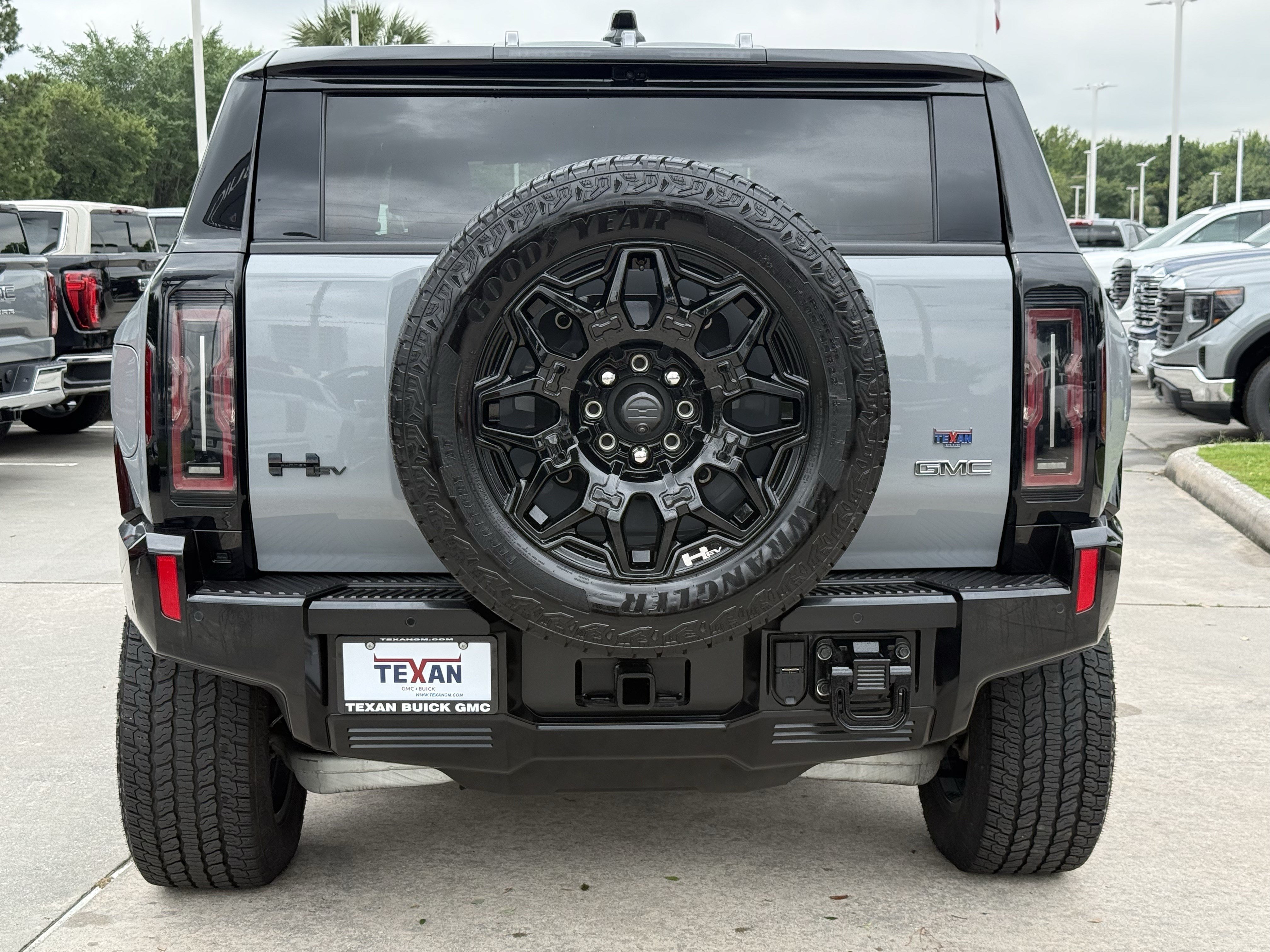 Used 2026 GMC Hummer EV SUV w/ LPO, Dark Essentials Package AWD/4WD image 6