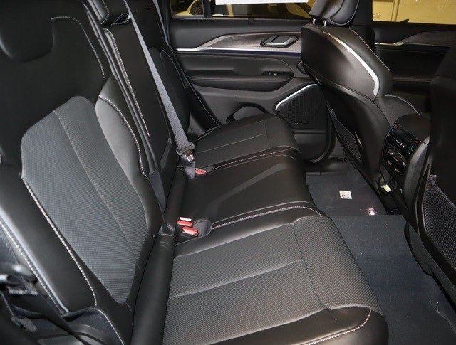 New 2023 Jeep Grand Cherokee Overland AWD/4WD image 19