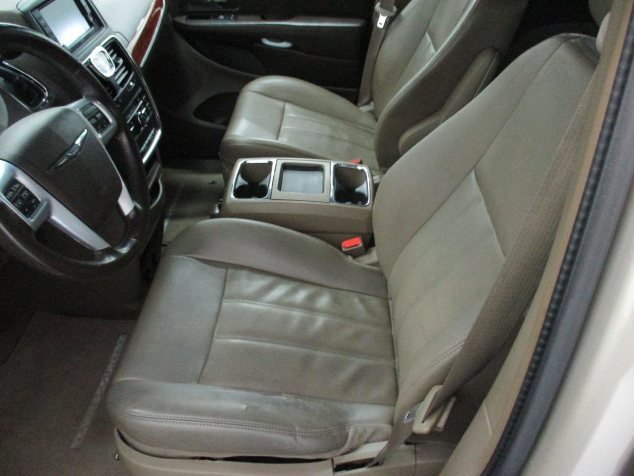 Used 2014 Chrysler Town & Country Touring image 9