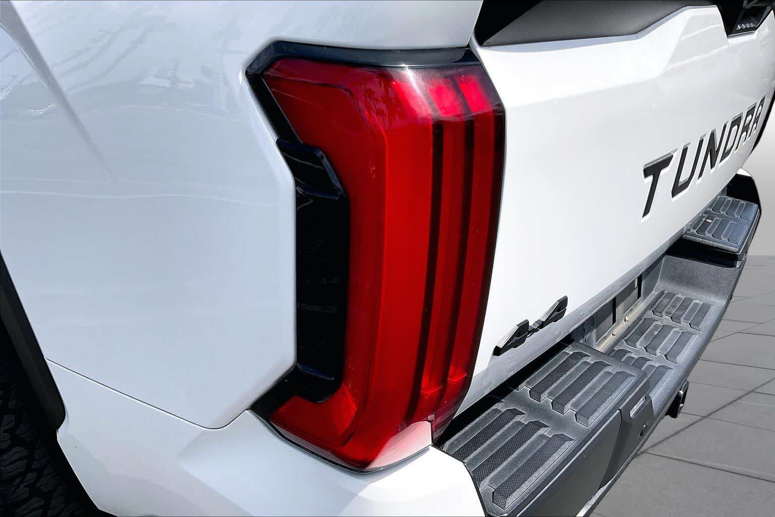 Used 2022 Toyota Tundra SR5 w/ SR5 Convenience Package AWD/4WD image 28