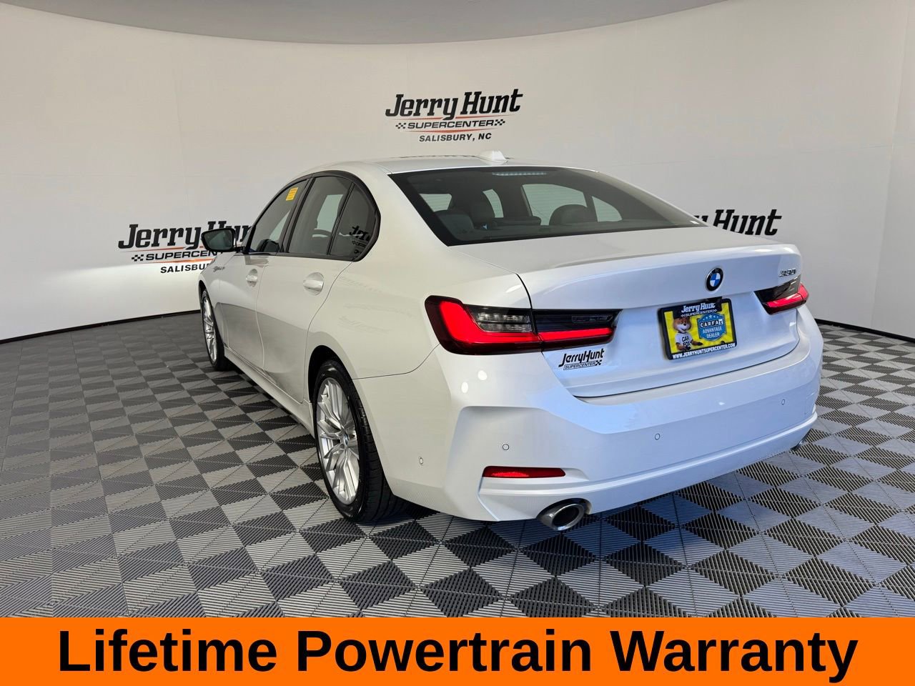 Used 2023 BMW 330i Sedan w/ Premium Package image 9