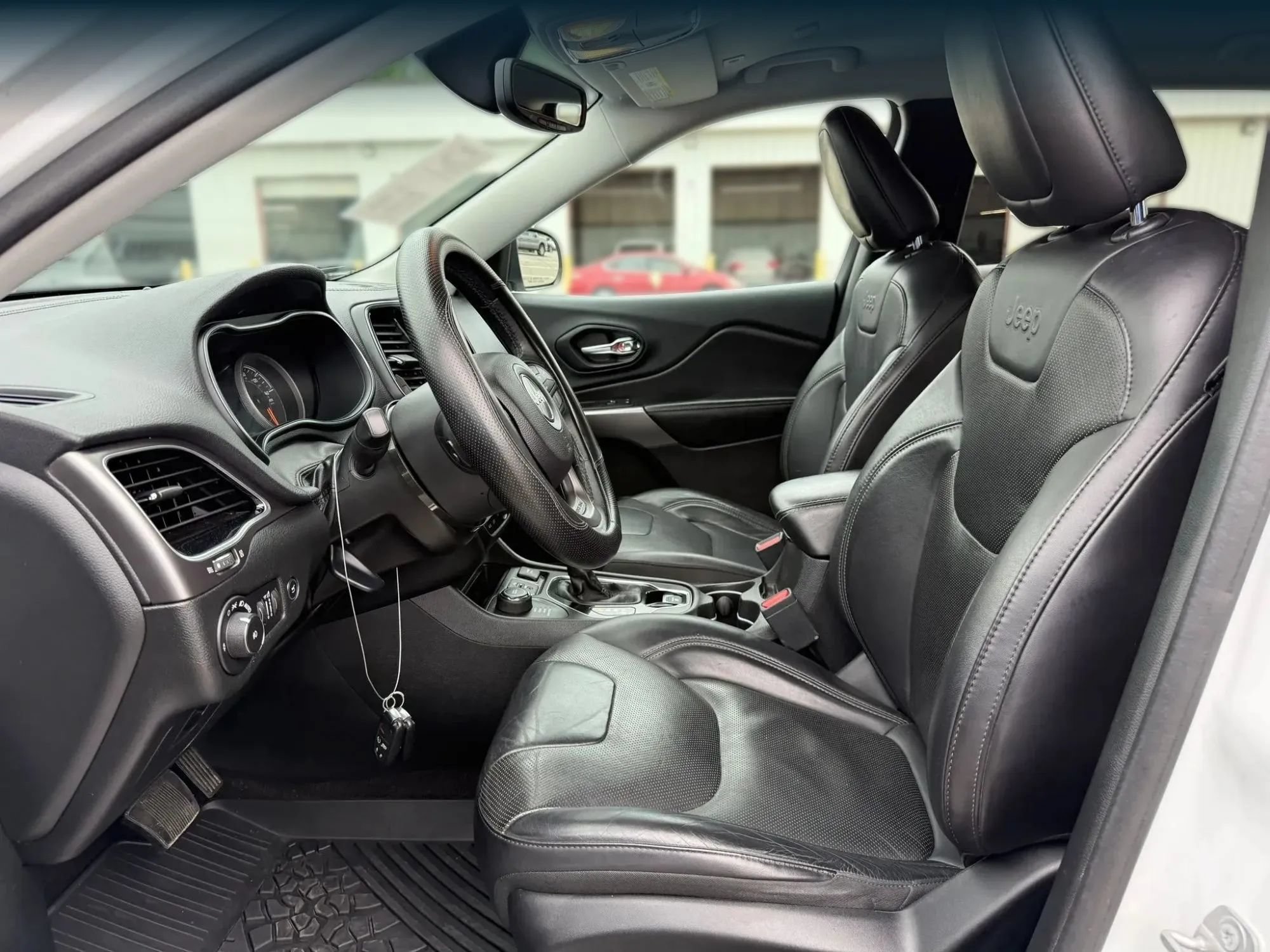Used 2019 Jeep Cherokee Limited AWD/4WD image 2