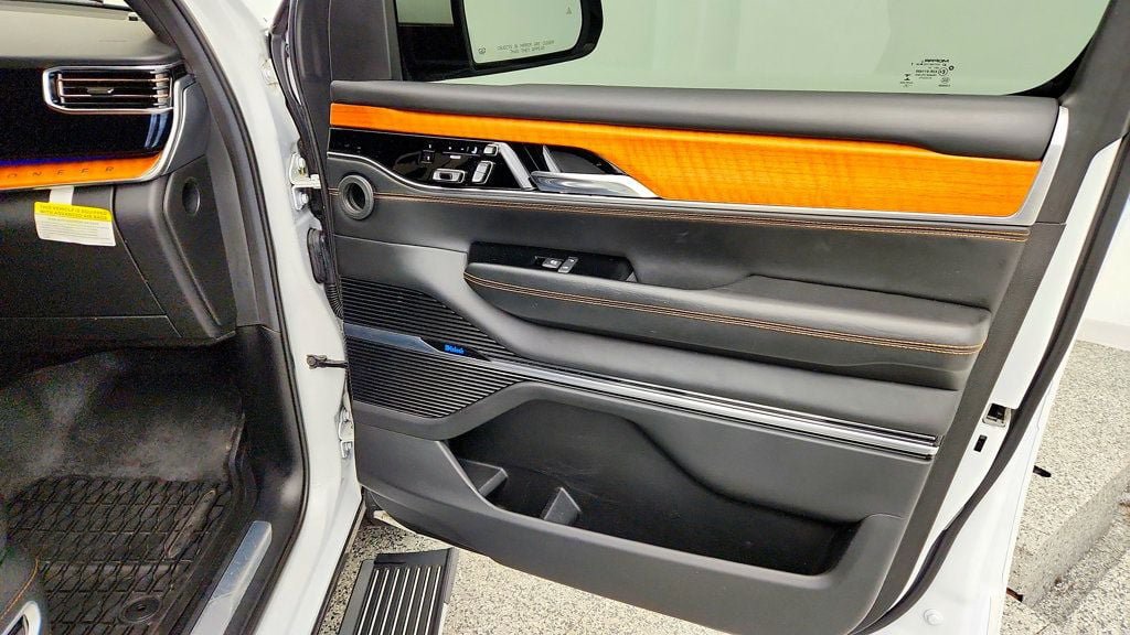 Used 2022 Jeep Grand Wagoneer Series III w/ Rear Seat Video Group 1 AWD/4WD image 27