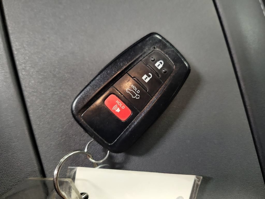 Used 2020 Toyota Highlander XLE FWD image 18