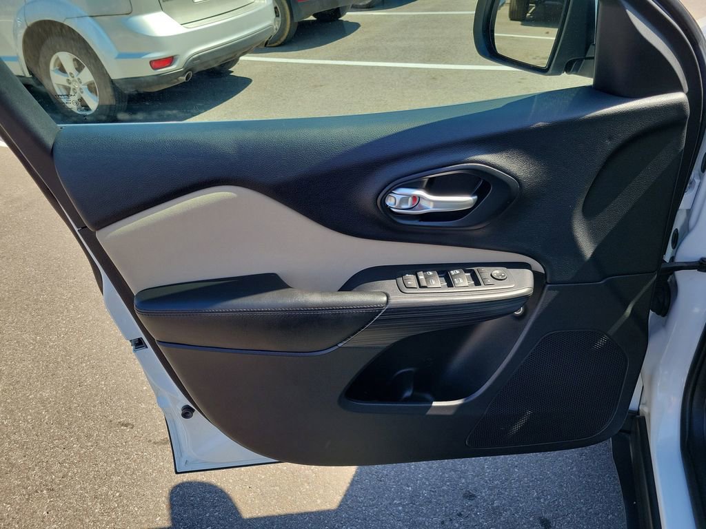 Used 2016 Jeep Cherokee Latitude w/ Comfort/Convenience Group FWD image 31