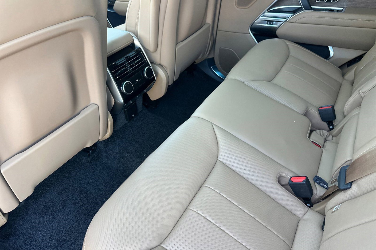 New 2026 Land Rover Range Rover Long Wheelbase SE image 15