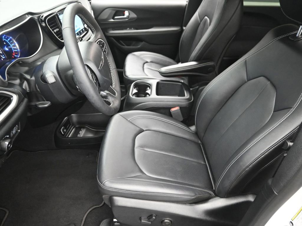 Used 2025 Chrysler Pacifica Select image 18