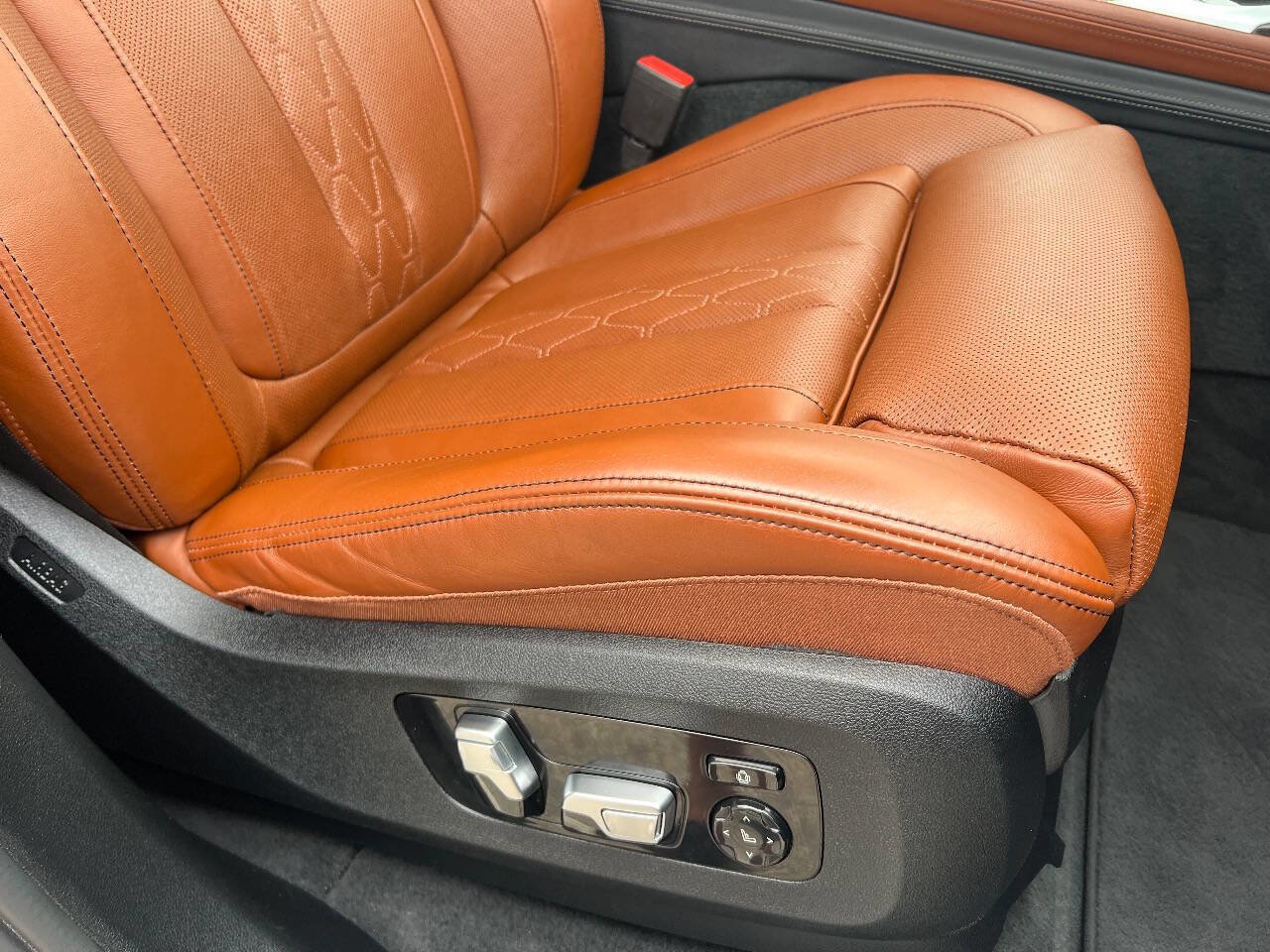 Used 2021 BMW X7 M50i w/ Executive Package image 27