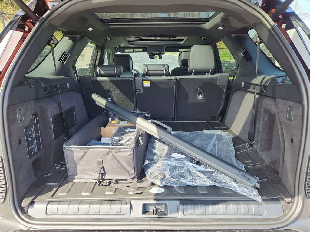 New 2026 Land Rover Discovery Limited Edition AWD/4WD image 13