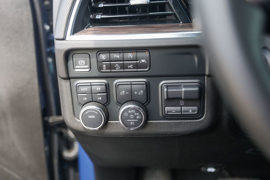 Used 2025 Chevrolet Suburban Premier w/ Sun And Tow Package AWD/4WD image 15