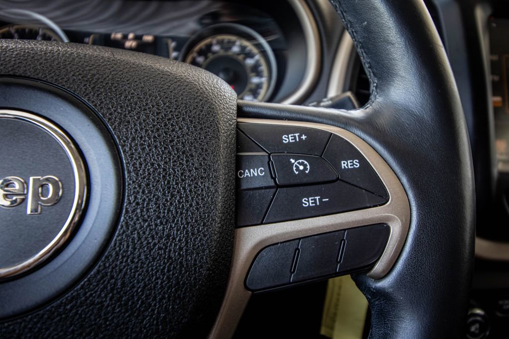 Used 2015 Jeep Cherokee Latitude w/ Cold Weather Group AWD/4WD image 34