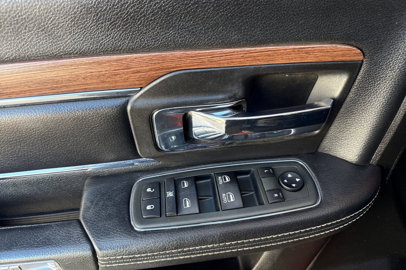 Used 2013 RAM 1500 Laramie w/ Convenience Group AWD/4WD image 10