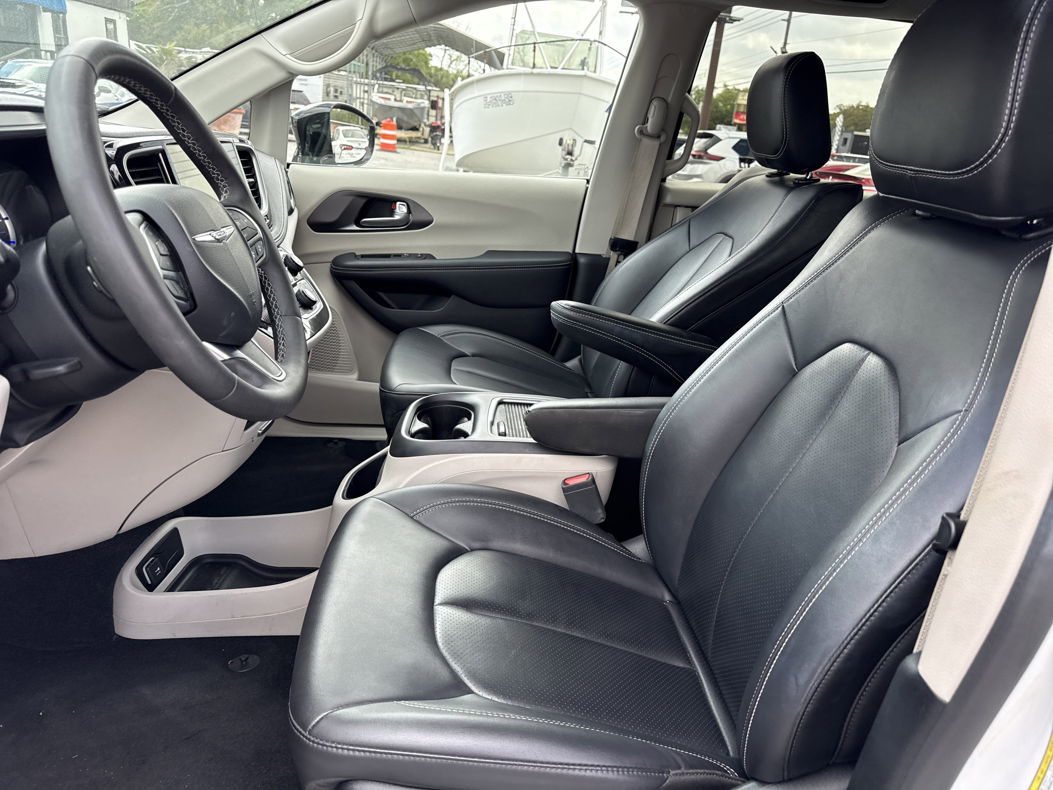 Used 2024 Chrysler Pacifica Select image 6