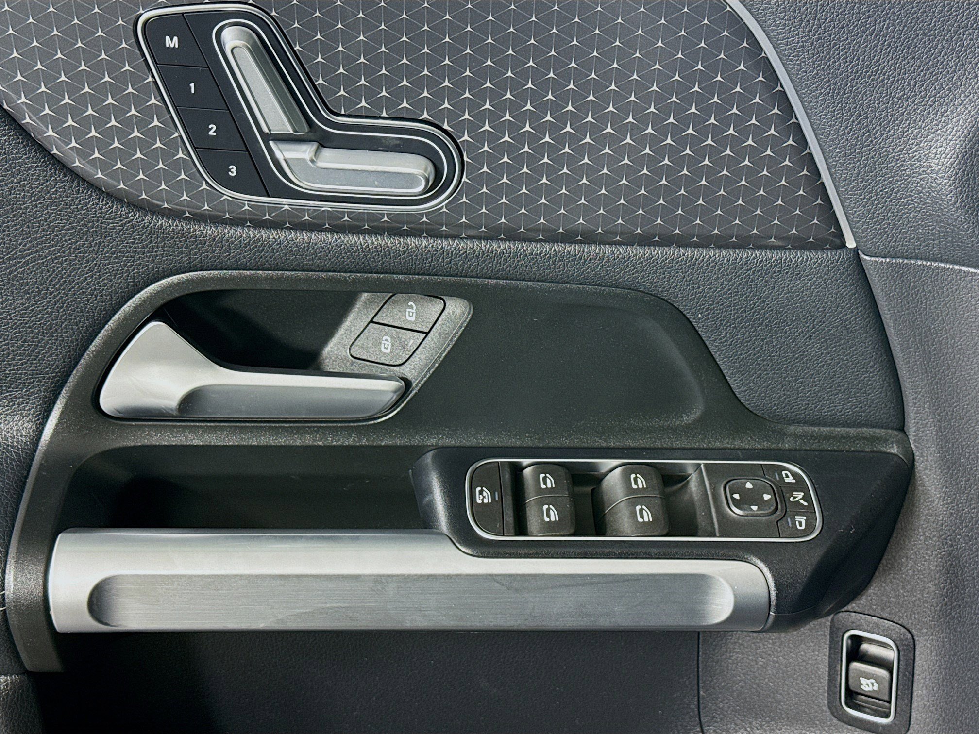 Used 2024 Mercedes-Benz EQB 300 4MATIC image 24