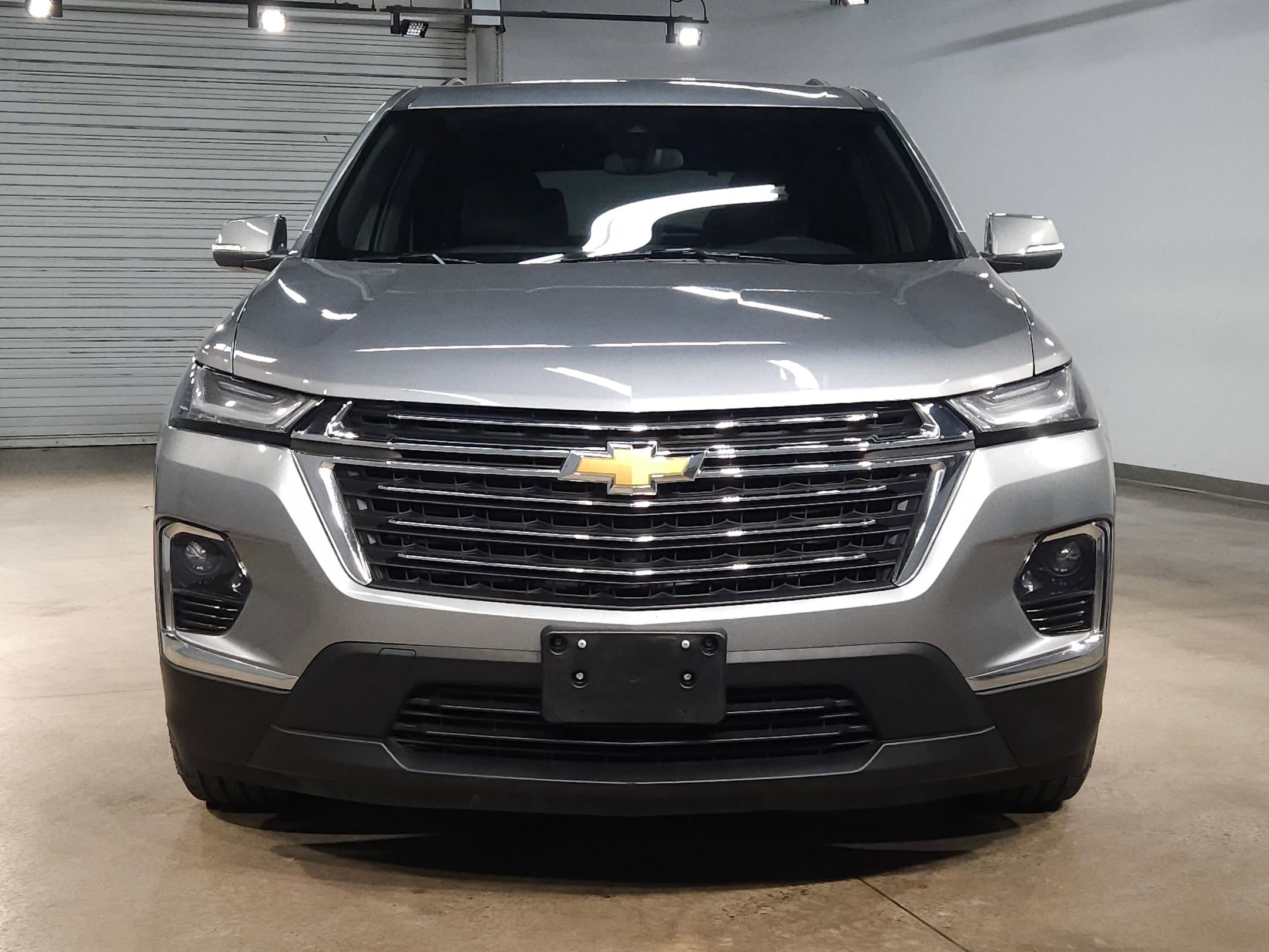 Used 2023 Chevrolet Traverse LT image 2