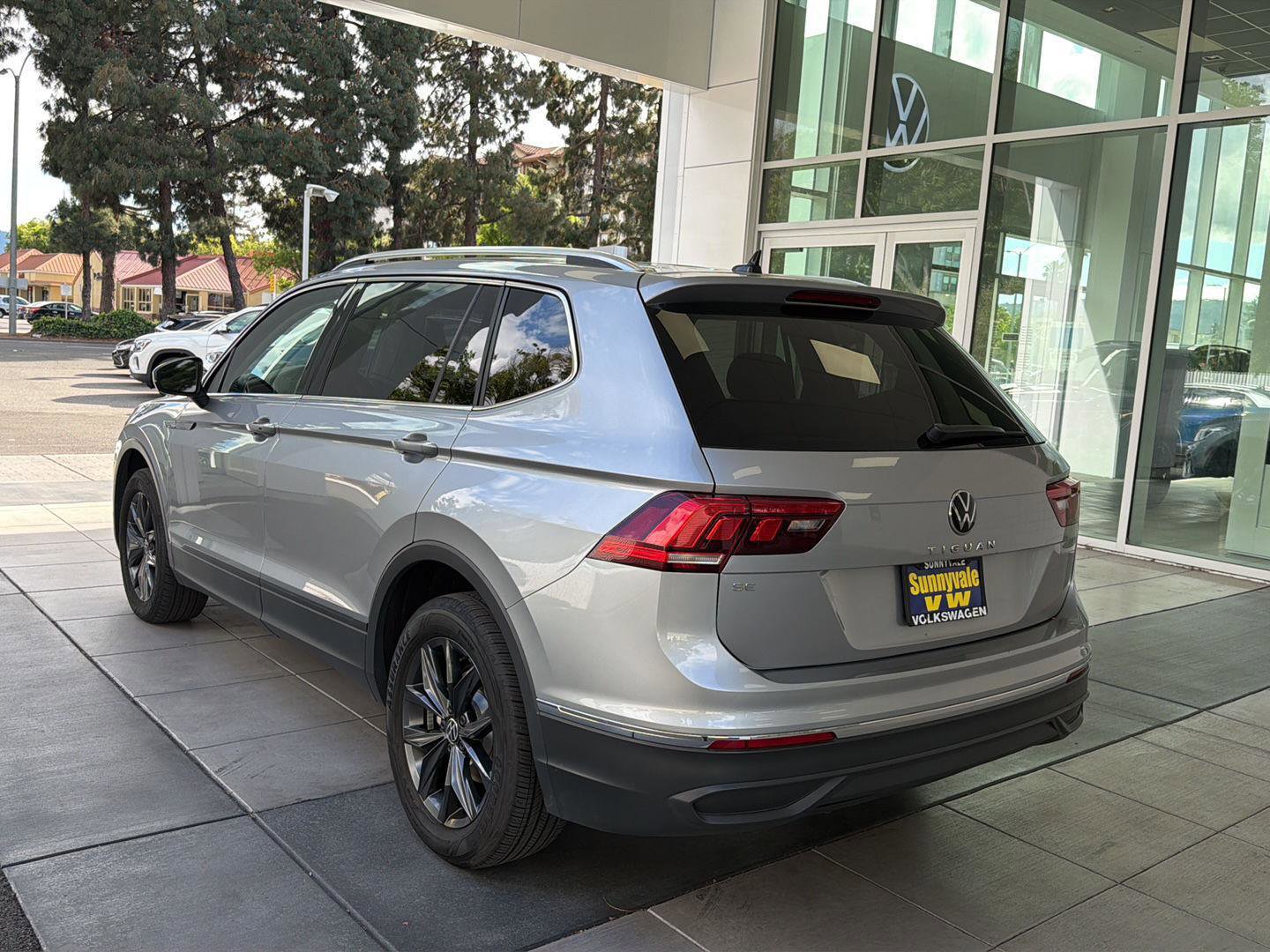 Used 2023 Volkswagen Tiguan SE image 2