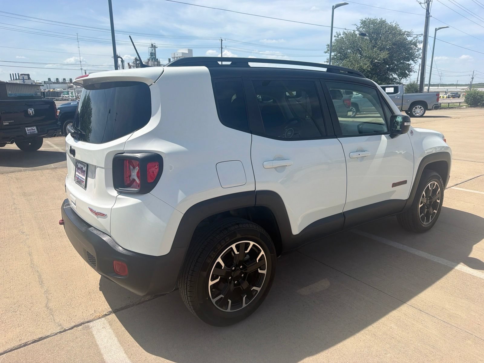 Used 2023 Jeep Renegade Trailhawk AWD/4WD image 5
